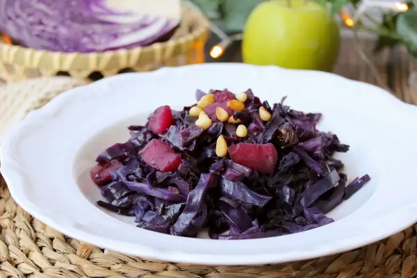 Plato de lombarda rehogada con trozos de manzana y piñones. Una delicia para tus recetas de lombarda rehogada.