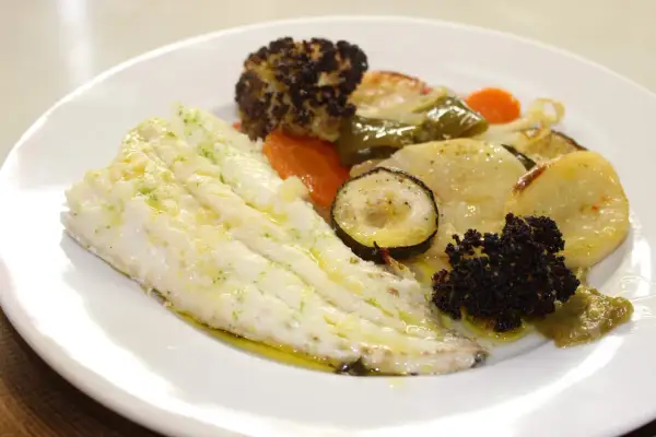 Merluza al horno con verduras asadas: brócoli, zanahoria, calabacín y pimientos. Un plato saludable y delicioso.