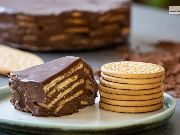 Deliciosa marquesa de chocolate con galletas y cacao espolvoreado. Un postre irresistible.