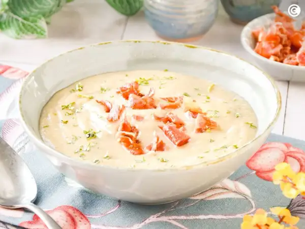 Crema de champiñones con jamón crujiente, un plato reconfortante y delicioso.