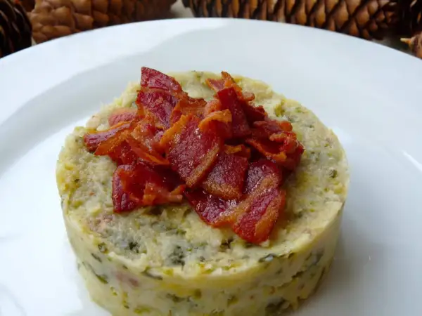 Delicioso trinxat de la Cerdanya, un plato tradicional con patata, col y tocino crujiente.
