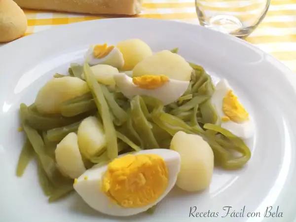 Plato de judías verdes con patatas y huevo duro. Una opción saludable y deliciosa.