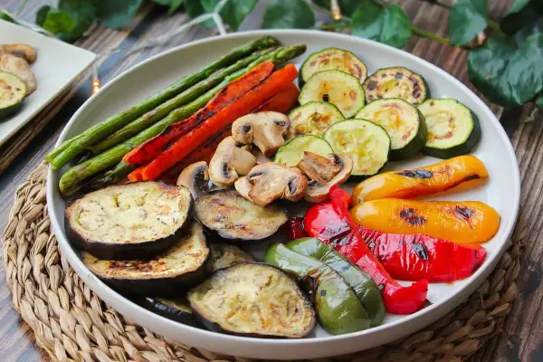 Plato de verduras a la plancha: espárragos, zanahorias, champiñones, calabacín, berenjena y pimientos.
