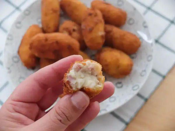 Croquetas sin gluten, doradas y crujientes, con un interior cremoso. ¡Un bocado delicioso para todos!