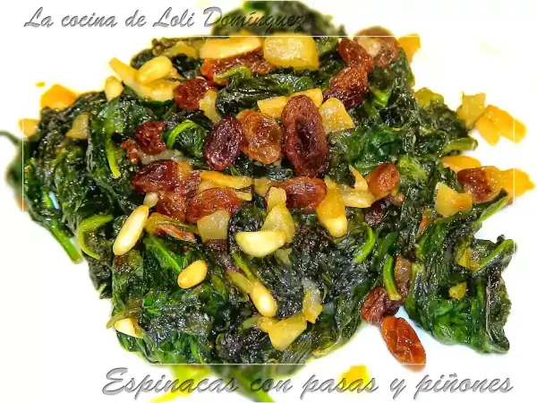 Espinacas a la catalana, un plato vibrante con espinacas salteadas, pasas dulces y piñones tostados.
