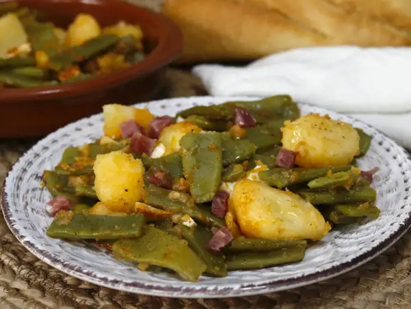 Judías verdes con jamón y patatas, un plato casero delicioso.