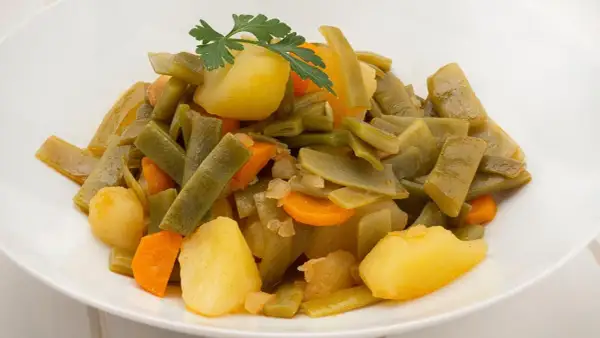 Rehogado de judías verdes con patatas y zanahoria, un plato casero y saludable.