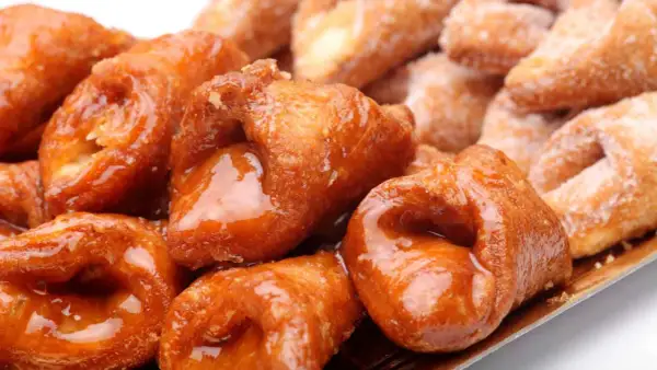 Dulces pestiños antiguos, dorados y brillantes, listos para disfrutar. Una delicia tradicional.
