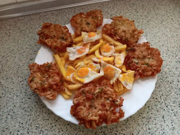 Tortillas de camarón crujientes y doradas, acompañadas de papas fritas y huevos estrellados. Un festín para los sentidos.